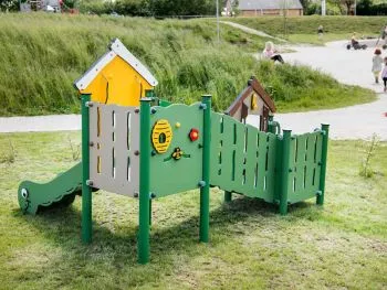 Miniplay Olivia view from behind on a playground